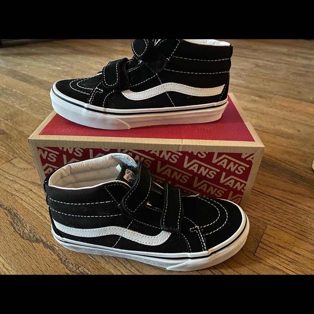 Kids Vans. NWT size 2 1/2.